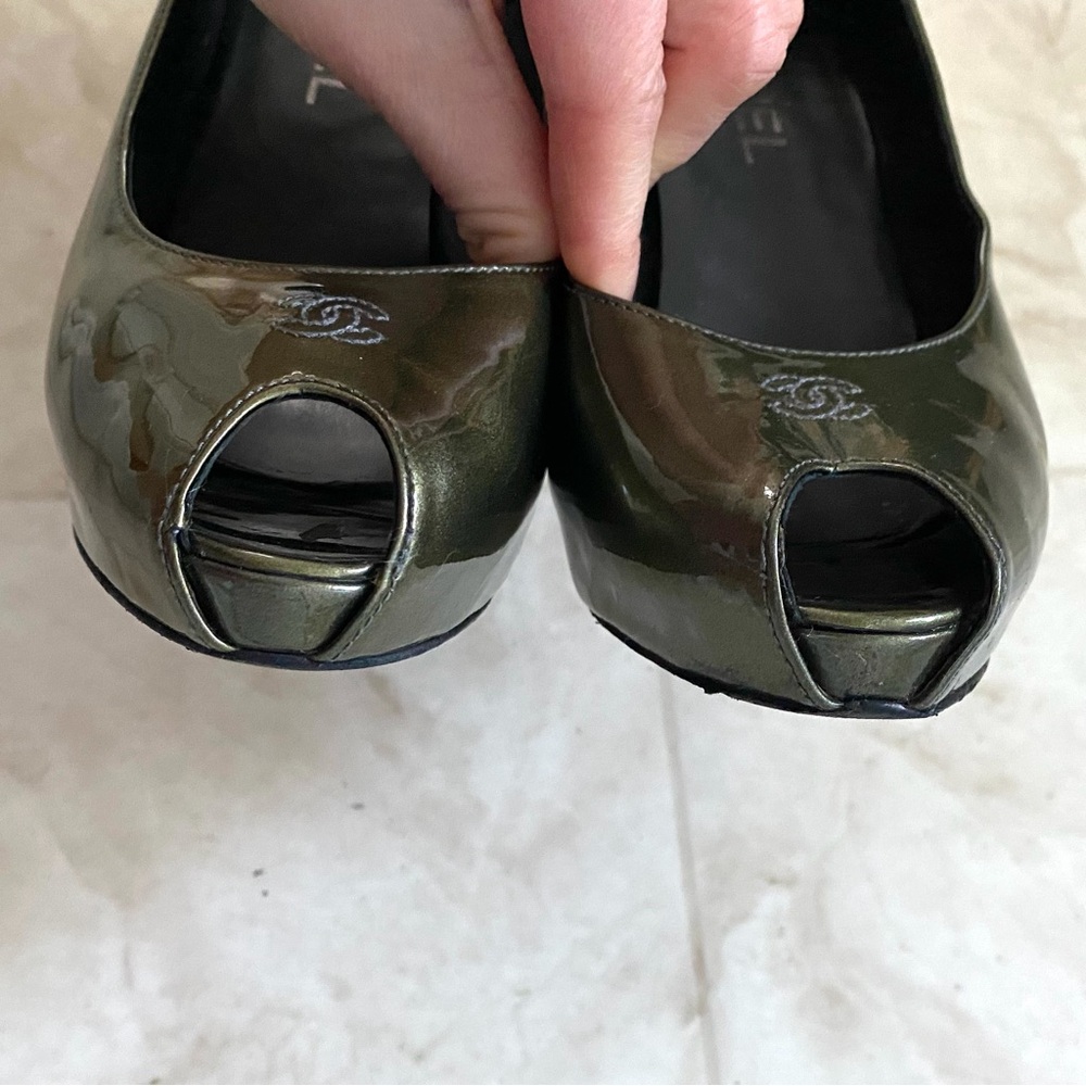 Chanel Made in Italy Interlocking CC Logo Green Patent Leather Pumps Heels 7.5 - Picture 8 of 12